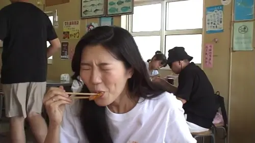 ▲長腿正妹林希子（如圖）闖蕩歌壇，受邀擔任5月屏東年度音樂盛事「鹽琉趴」演唱來賓，並擔任前導廣告片女主角，她嘗試當地有名的冰淇淋生魚片，被芥末辣到，直呼過癮。（圖／iSHOW愛秀演藝提供）