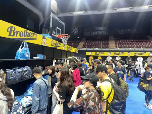 ▲中信兄弟租用迷你蛋作為商品店，整體逛街區域舒適，主要問題是排隊人潮真的太長。（圖／記者林子翔攝）