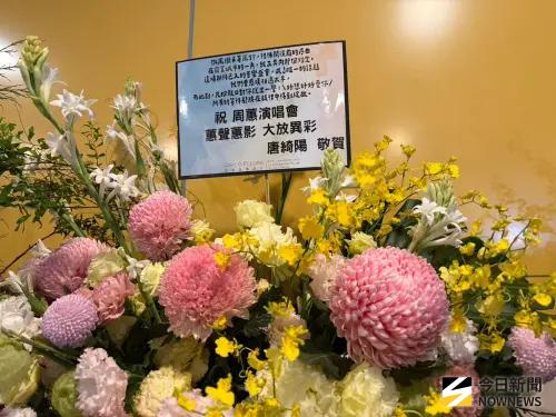 ▲唐綺陽超浪漫，以周蕙的歌名、歌詞寫成祝賀詞，成為花海裡的浪漫風景。（圖／記者李欣恬攝影）