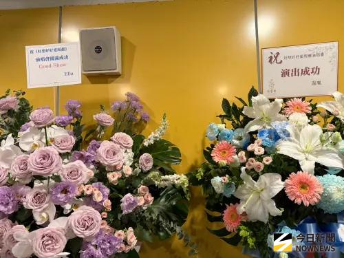 ▲周蕙人緣好，首度登小巨蛋開唱，好友Ella、溫嵐都送上花籃祝賀。（圖／記者李欣恬攝影）