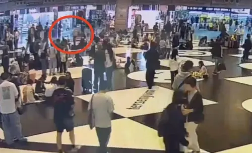 ▲ 25日台北車站大廳發生隨機攻擊，40歲李男踹倒並踩踏3歲菲籍女童，遭到民眾制止，警依殺人未遂送辦。（圖／翻攝畫面）