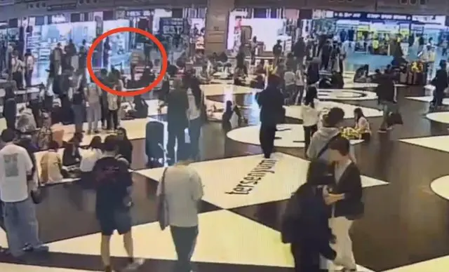 ▲ 25日台北車站大廳發生隨機攻擊，40歲李男踹倒並踩踏3歲菲籍女童，遭到民眾制止，警依殺人未遂送辦。（圖／翻攝畫面）