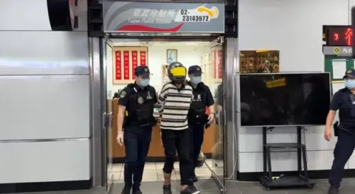 ▲ 25日台北車站大廳發生隨機攻擊，40歲李男踹倒並踩踏3歲菲籍女童，遭到民眾制止，警依殺人未遂送辦。（圖／翻攝畫面）