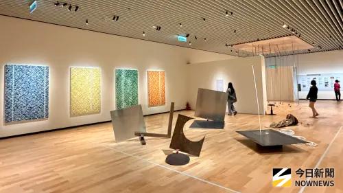 ▲莊普自由運用各類物質作為創作材料，以創作反映他與世界的關聯性，凸顯當前社會的議題。（圖／記者陳美嘉攝，2026.04.25）