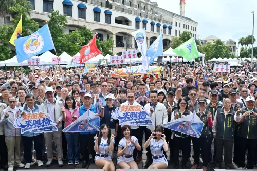 ▲新北市長侯友宜今（25）日現身淡江大橋，與充滿活力的啦啦隊及參與健行的民眾熱情合影。侯友宜強調，這座國際級地標不僅是建築傑作，更是帶動地方發展的重要引擎。（圖／新北市政府提供）