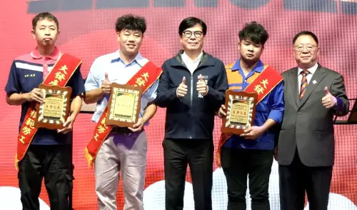 投入與貢獻經濟發展！產業園區管理局與高雄市府首辦模範勞工表揚