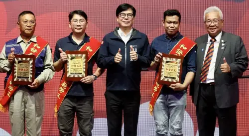 ▲高雄市長陳其邁(中)與和發產業園區廠商協進會廠理事長簡天保(右1)頒獎給模範勞工。(圖／產業園區管理局提供)