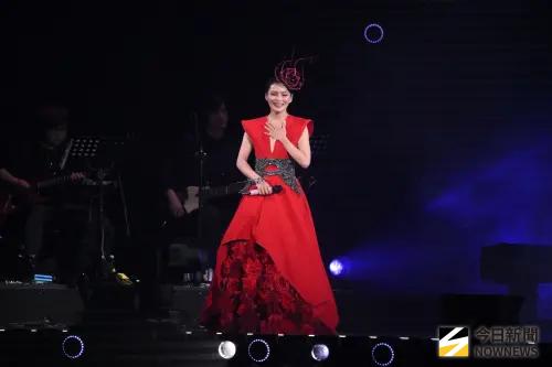 周蕙變身玫瑰女王！連飆9首歌才停下來粉絲聊天：我就是這麼逼人