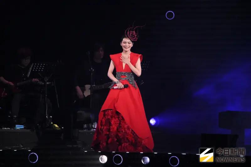 周蕙變身玫瑰女王！連飆9首歌才停下來粉絲聊天：我就是這麼逼人