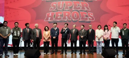 ▲經濟部產業園區管理局與高雄市政府共同舉辦115年度大發、和發、臨海、鳳山等產業園區聯合模範勞工表揚大會，由高雄市長陳其邁(左7)主持。(圖／產業園區管理局提供)