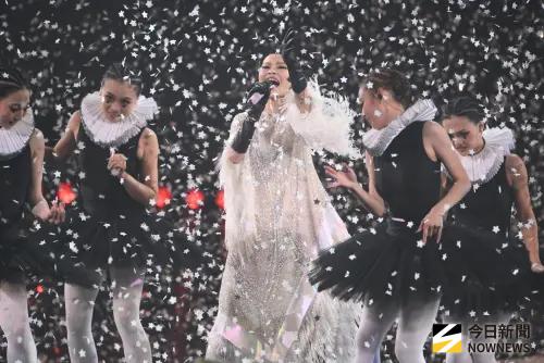 ▲周蕙（中）首次在台北小巨蛋開唱，一連唱了9首歌才停下來和觀眾說話，深情慢歌、動態歌曲交錯，超級逼人。（圖／記者林柏年攝影）