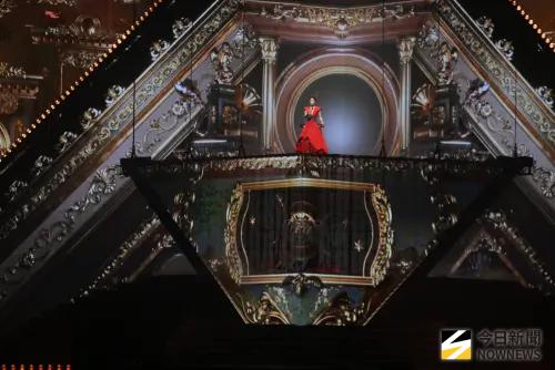 ▲周蕙（如圖）在台北小巨蛋開唱，開場時從城堡舞台裡豋場，令觀眾眼前為之一亮。（圖／記者林柏年攝影）