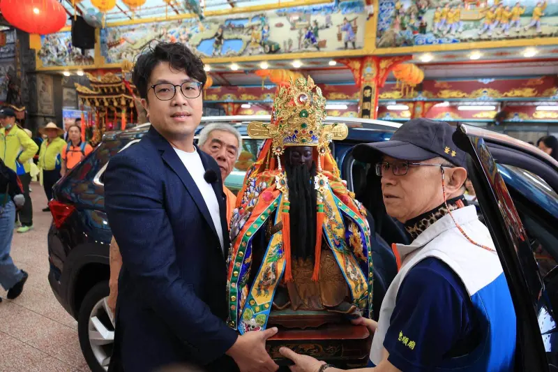 沈伯洋「小捲髮」爆紅！曾被讚撞臉裴勇俊　管碧玲稱神似「這人」