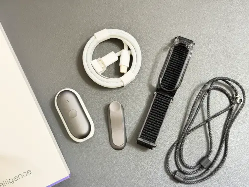 ▲Plaud NotePin S AI智慧錄音膠囊提供多種配件，包含磁性別針、夾子、手環與掛繩。（圖／記者周淑萍攝）