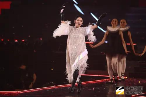 周蕙開唱遇禮服沒扣好！一度受困半空　她淡定唱：我登陸月球失敗