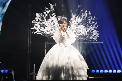 ▲龍千玉（如圖）出道48年，今晚首度開個人演唱會，開場她頂著「龍飛鳳舞」造型，披掛千根羽毛與手工蕾紗大蓬裙重磅亮相，這套戰袍重達30公斤。（圖／豪記唱片提供）