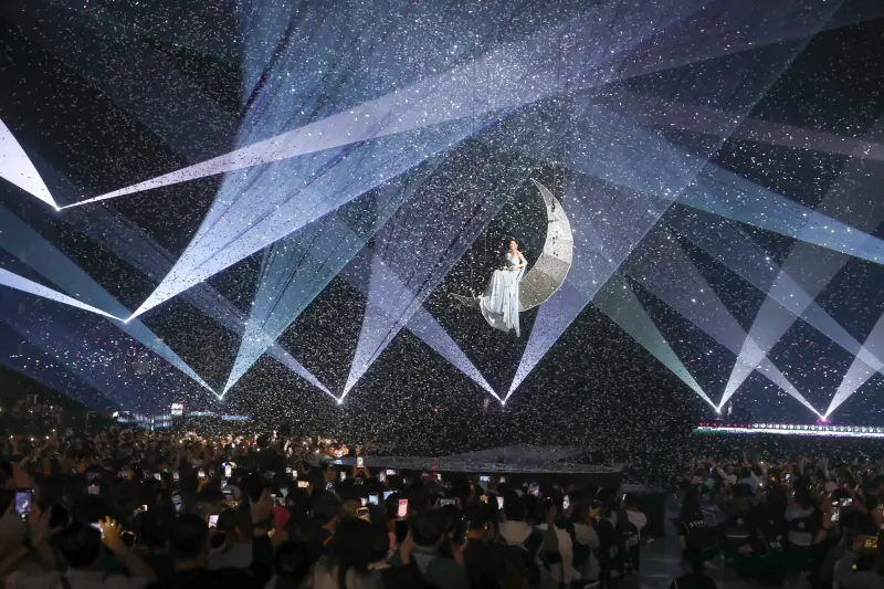 周蕙開唱受困半空！月亮舞台降不下來　她淡定笑：我登陸月球失敗