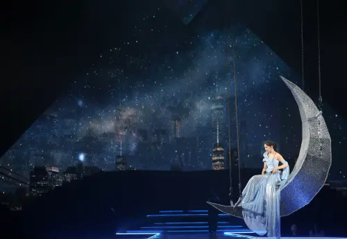 ▲周蕙（如圖）今晚在台北小巨蛋開唱，登上月亮舞台裝置時，因訊號干擾，舞台一度降不下來，所幸後來順利降落，她幽默表示，下次還是跟動力火車借車好了。（圖／寬宏藝術提供）