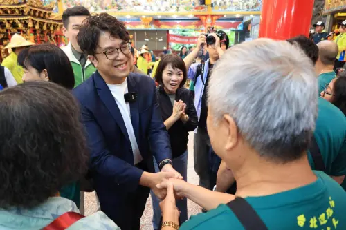 帥到像小泉進次郎？沈伯洋「變髮」戰北市長　簡舒培：這塊不能遮