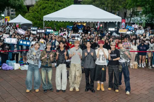 ▲2026 hito流行音樂獎頒獎典禮今日下午在東區舉辦搶票會，HowZ（左4）和F.F.O和粉絲互動。（圖／Hit Fm聯播網提供）