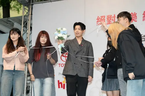 ▲2026 hito流行音樂獎頒獎典禮今日下午在東區舉辦搶票會，HowZ和粉絲互動抽捧花。（圖／Hit Fm聯播網提供）