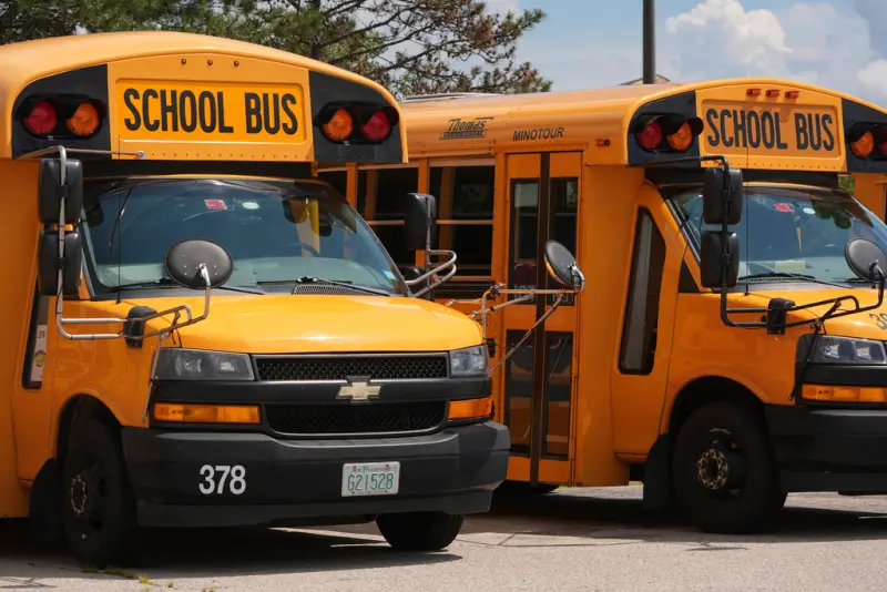 校車司機突暈倒！美國中學生高速公路上自救　握住方向盤合力解圍
