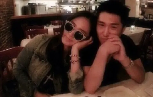 ▲少女時代成員俞利（左）的哥哥（右）捲入勝利、鄭俊英偷拍聊天室事件，令外界震驚不已。（圖／IG@yulyulk）