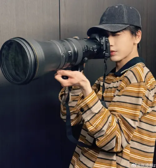 ▲張凌赫分享自己手持相機的照片，吸引48萬人按讚。（圖／微博＠張凌赫）