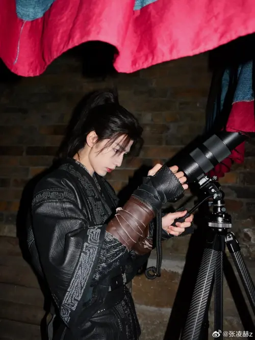 ▲張凌赫超級熱愛攝影，就算在片場也是相機不離手。（圖／微博＠張凌赫）