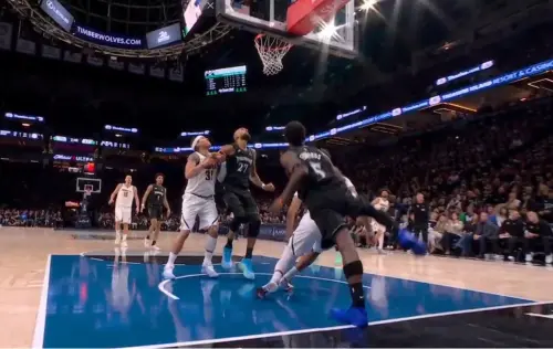 ▲愛德華茲（Anthony Edwards）被進攻球員撞到失去重心，下落時左腳膝關節往後反折，角度怵目驚心。（圖／翻攝自轉播畫面）