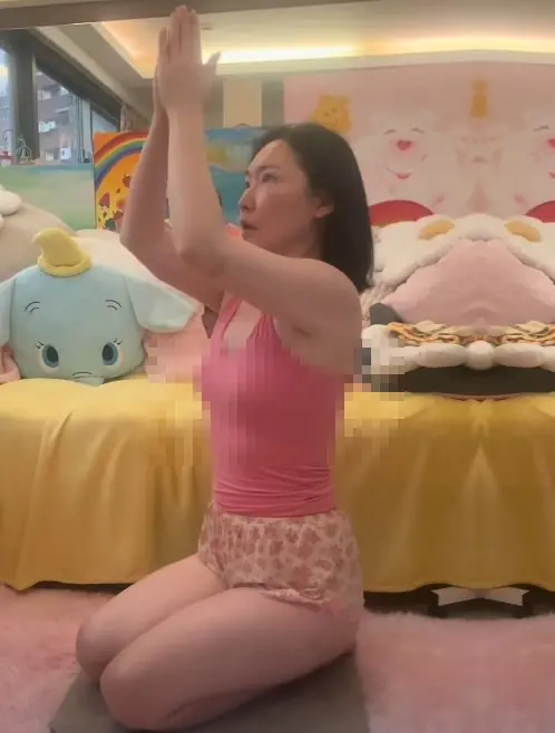 ▲王俐人只單穿一件小背心加上短褲，跪在瑜伽墊上做運動。（圖／Lisa Wang王俐人臉書）
