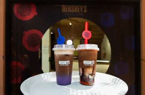 ▲左起：HERSHEY’S x ODD ONE OUT新品，「黑巧藍莓可可奶蓋」大杯130元、「黑巧紅石榴鮮奶茶」130元。（圖／ODD ONE OUT提供）