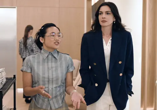 ▲《穿著PRADA的惡魔2》在上片前爆發歧視亞裔的風暴，華裔女星沈雨田（左）扮演的助理角色引爆爭議，台灣有一批觀眾揚言抵制，看過片子的影迷又有不同感覺。（圖／摘自 20th Century Studios YT）