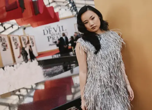 ▲沈雨田在《穿著PRADA的惡魔2》首映會上的穿著與片子裡的土氣完全不一樣，本身是可以走時髦的路線。（圖／摘自 IG@helenjshen)