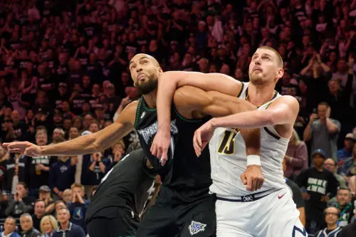 ▲約基奇本場22投8中，得到24分15籃板9助攻，帳面上還可以，但這掩蓋不了他在關鍵時刻的軟弱。（圖／路透／達志影像）