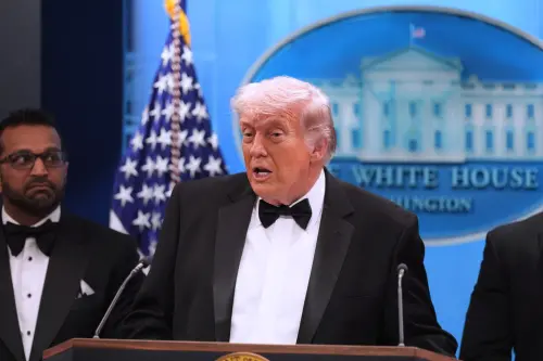 晚宴槍擊後首發聲！川普「穿禮服」開記者會　讚特勤迅速制服孤狼