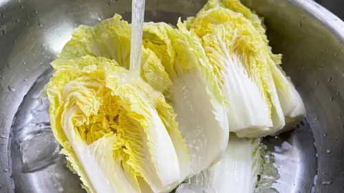 ▲娃娃菜要將葉片一片片剝下，搓洗容易藏汙納垢的根部，並翻面沖洗葉背。（圖／NOWNEWS資料照片）