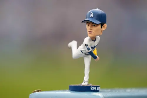 ▲本場比賽也是佐佐木朗希在大聯盟的「公仔日」（Bobblehead Day），吸引大批球迷入場。（圖／美聯社／達志影像）