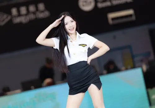 洋基女孩李素敏化身OL應援！緊身白T＋窄裙炸裂全場　球迷暴動了