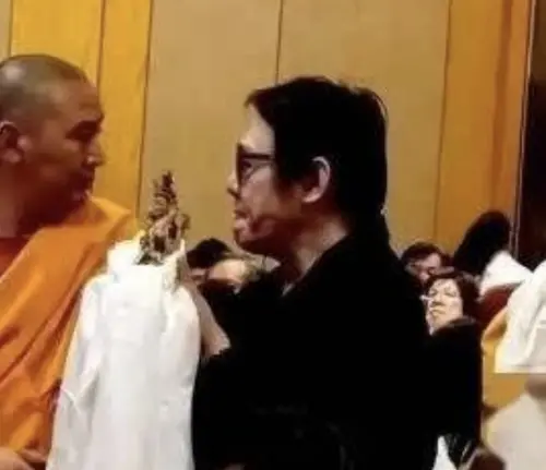 ▲李連杰（右）在新加坡的法會上，被拍到臉色發黑、憔悴，因而又被傳健康出狀況。（圖／摘自微博）