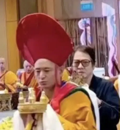 ▲李連杰（後）在新加坡的法會上出現，被稱臉部浮腫、神情憔悴，讓粉絲擔憂他的健康。（圖／摘自微博）