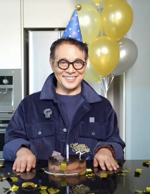 ▲李連杰笑容滿面歡慶63歲生日，看起來並沒有身體健康出狀況的感覺。（圖／摘自微博）