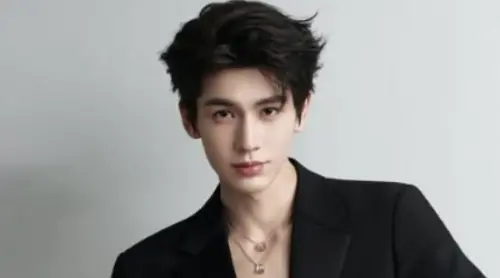 張凌赫拍戲出意外！被攙扶硬撐上工　劇組人員揭傷勢：會密切追蹤