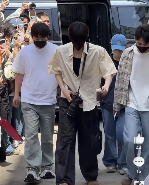 ▲張凌赫（中）拍戲不慎出意外，腿部拉傷跛腳上工。（圖／翻攝自張凌赫微博）