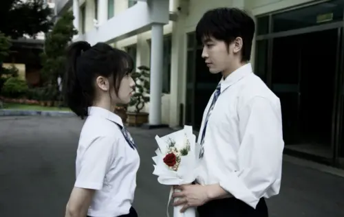 ▲吳思賢（右）受邀出演謝語恩（左）新曲MV。（圖／火焰創造提供）