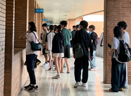 ▲分科測驗因颱風順延，看考場時間調整至7月12日下午4點至6點。圖為考生查看試場資料照。（圖／NOWNEWS資料照）