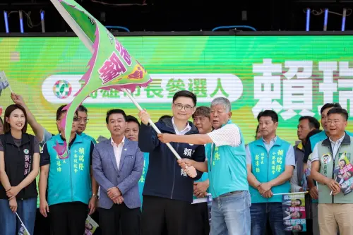 ▲民進黨高雄市長參選人、立委賴瑞隆舉辦小港後援會成立大會，由小港後援會會長洪進國進行授旗儀式。（圖／立委賴瑞隆辦公室提供）