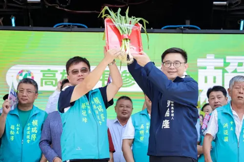 ▲小港後援會副會長蔡冠璋表示，賴瑞隆實現第一次參選立委的承諾，在小港推動種植100萬顆綠樹，改善空污問題。（圖／立委賴瑞隆辦公室提供）