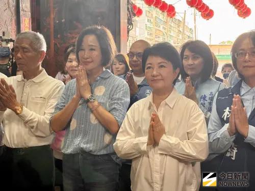 ▲台中市長盧秀燕與國民黨高雄市長參選人柯志恩，今天上午在國民黨籍立委及市議員等人陪同下，前往前鎮區慈德宮參拜。(圖／記者郭俊暉攝,2026.04.26)