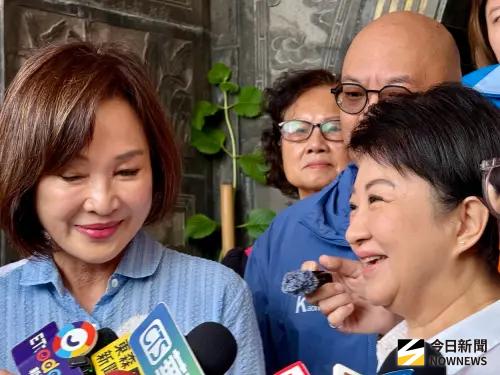 ▲高雄市長參選人柯志恩與台中市長盧秀燕合體並約定，之後一定會再來到高雄替柯志恩加油打氣。(圖／記者郭俊暉攝,2026.04.26)